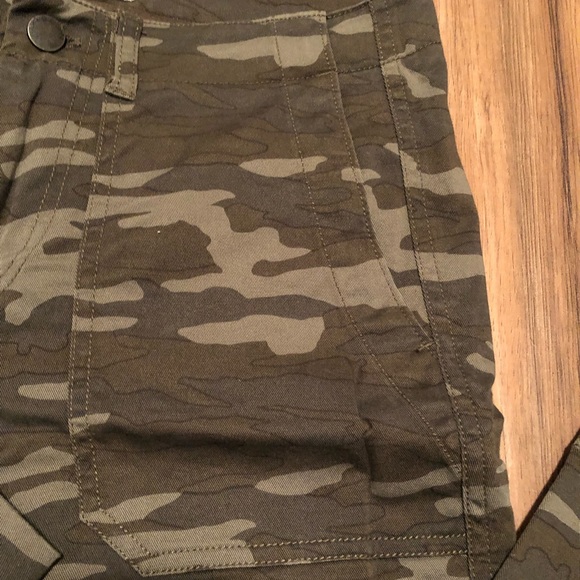 Caslon camo pants. - Picture 3 of 4